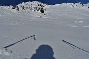 37 Il sentiero normale ricoperto da circa mezzo metro di neve ! La traccia la devo fare io !